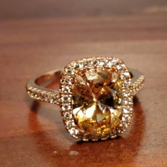 Beautiful Oval Cut Champagne Ring - Picture 6 of 8